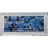 Branche fleurie Bleue Strass sur toile décorée 118 x 47 cm